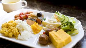 un plato de comida con arroz y verduras y una taza de café en Toyoko Inn Himeji eki Shinkansen Minami guchi, en Himeji