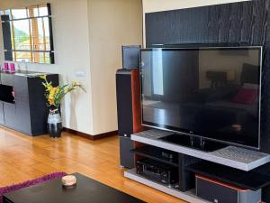 ein Wohnzimmer mit einem großen Flachbild-TV in der Unterkunft Brazão Guest House in Santana