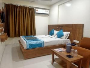 Tempat tidur dalam kamar di Hotel Citizen - Near Surat Railway Station