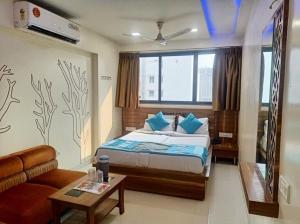 Tempat tidur dalam kamar di Hotel Citizen - Near Surat Railway Station