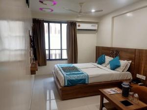 Tempat tidur dalam kamar di Hotel Citizen - Near Surat Railway Station