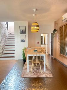 a dining room with a table and chairs at Anna Home@Lat Krabang in Ban Khlong Prawet