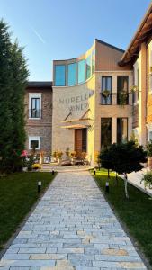 ein Gebäude mit einem Steinweg vor einem Gebäude in der Unterkunft Nurellari Winery Cellar and Guest House in Berat