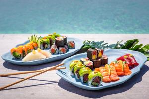 twee schotels sushi op een tafel met eetstokjes bij Catalonia Ronda in Ronda