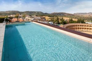 een groot zwembad bovenop een gebouw bij Catalonia Ronda in Ronda