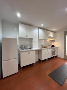 A kitchen or kitchenette at Dobo Homes - RR12