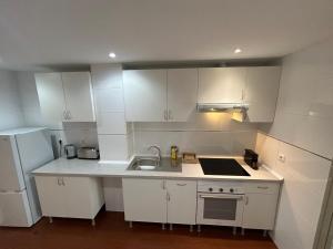 A kitchen or kitchenette at Dobo Homes - RR12