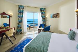 1 dormitorio con cama y vistas al océano en Dreams Beach Resort - Sharm El Sheikh, en Sharm El Sheikh