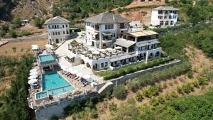  Elle offre une vue aérienne sur une demeure de caractère dotée d'une piscine. dans l'établissement KERCULLA Resort, à Gjirokastër