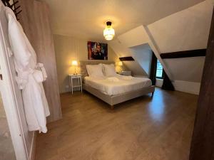 una camera da letto con letto bianco in mansarda di Le Gatsby - COSY FLAT Hyper-Centre Senlis a Senlis