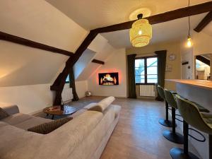 soggiorno con divano e bar di Le Gatsby - COSY FLAT Hyper-Centre Senlis a Senlis