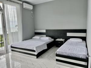 Giường trong phòng chung tại Grand Hotel Kobuleti