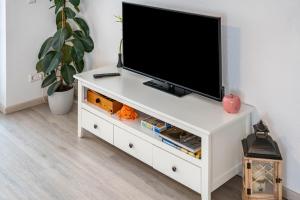 een wit entertainmentcentrum met een flatscreen-tv bij Ferienwohnung Leon in Kappel-Grafenhausen