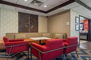 A seating area at Hampton Inn Ridgefield Park