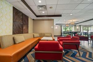 A seating area at Hampton Inn Ridgefield Park