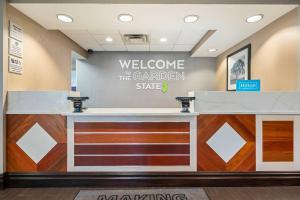 The lobby or reception area at Hampton Inn Ridgefield Park