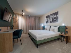 um quarto de hotel com uma cama, uma secretária e um computador em Craft Inn - Boutique Hotel em Sibiu