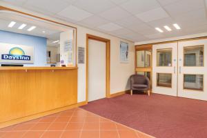 un hall de bureau avec un bureau et une chaise dans l'établissement Days Inn Winchester, à Winchester