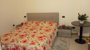 um quarto com uma cama com colcha floral em Casa Vanda em Luino