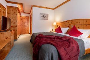 A bed or beds in a room at AROSA ALPINE CLUB - Adults only