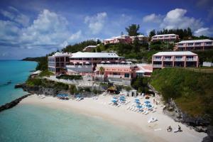 een luchtzicht op een strand met een resort bij Pompano Beach Club in Southampton