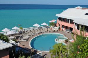 een uitzicht op een resort met een zwembad en de oceaan bij Pompano Beach Club in Southampton