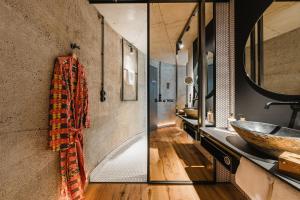 Bathroom sa John & Will Silo-Hotel by Guldsmeden