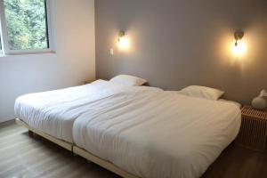 Una cama o camas en una habitación de ハグミーオーシャン淡路島 HUGmeOcean awaji #庭付き一棟貸別荘 夕日を眺める西海岸沿い! ペットOK!#BBQ可#最大6名