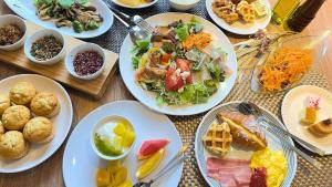 een tafel vol borden eten op een tafel bij SK HOTEL Kobe Ekimae in Kobe