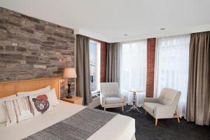 A bed or beds in a room at Hotel du Vieux Quebec