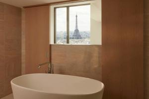 Un baño de Hyatt Regency Paris Etoile