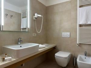 bagno con lavandino e servizi igienici di Hotel Villa Madruzzo a Trento