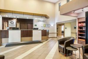 una hall di un ufficio dentistico con sedie e bancone di Quality Inn Airport a Moncton