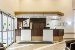 una hall di un edificio con bancone di Quality Inn Airport a Moncton