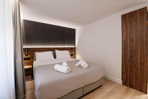 A bed or beds in a room at Kantoni Suites