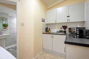 Кухня або міні-кухня у 5 minutes walk from Bury city centre - 2 bed flat