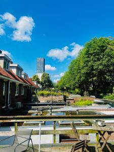 eine Gruppe von Stühlen und Tischen in einem Park in der Unterkunft 3 Sk Apt With Roof Terracespoorparkeftelinguvt in Tilburg