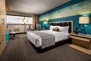 una camera d'albergo con letto e scrivania di Downtown Grand Hotel & Casino a Las Vegas