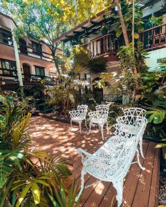 A garden outside Eco-hotel El Rey del Caribe