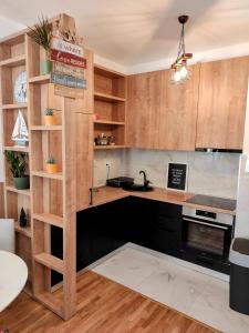 Una cocina o kitchenette en Sunset Retreat Apartment Bar