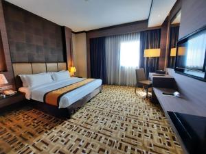 Ліжко або ліжка в номері Grand Paragon Hotel Johor Bahru