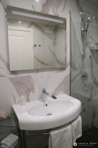 Bathroom sa Spa & Wellness by Des Anglais " Accesso SPA compreso"