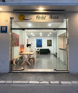 una tienda Nikola bilva con una mesa en la ventana en Hotel Ibiza, en Sitges