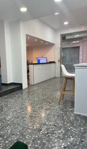 una habitación vacía con una mesa y una silla en Hotel Ibiza, en Sitges