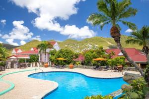 un resort con piscina e palma di Port de Plaisance Resort, Trademark Collection by Wyndham a Philipsburg