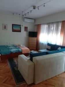 Giường trong phòng chung tại Fina Apartman