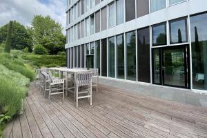 Uma varanda ou terraço em Modern Times Hotel, Vevey, A Tribute Portfolio Hotel