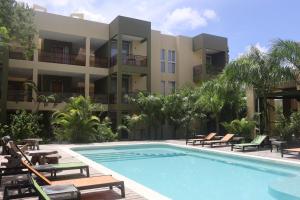 uma piscina em frente a um edifício em LOL-HA Hotel Boutique em Cancún