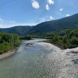 vista su un fiume da un ponte di Nad Cheremoshem a Tyudov