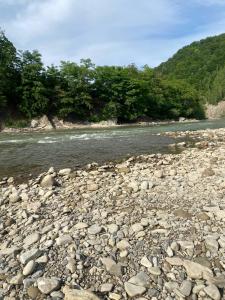 un gruppo di rocce sulla riva di un fiume di Nad Cheremoshem a Tyudov